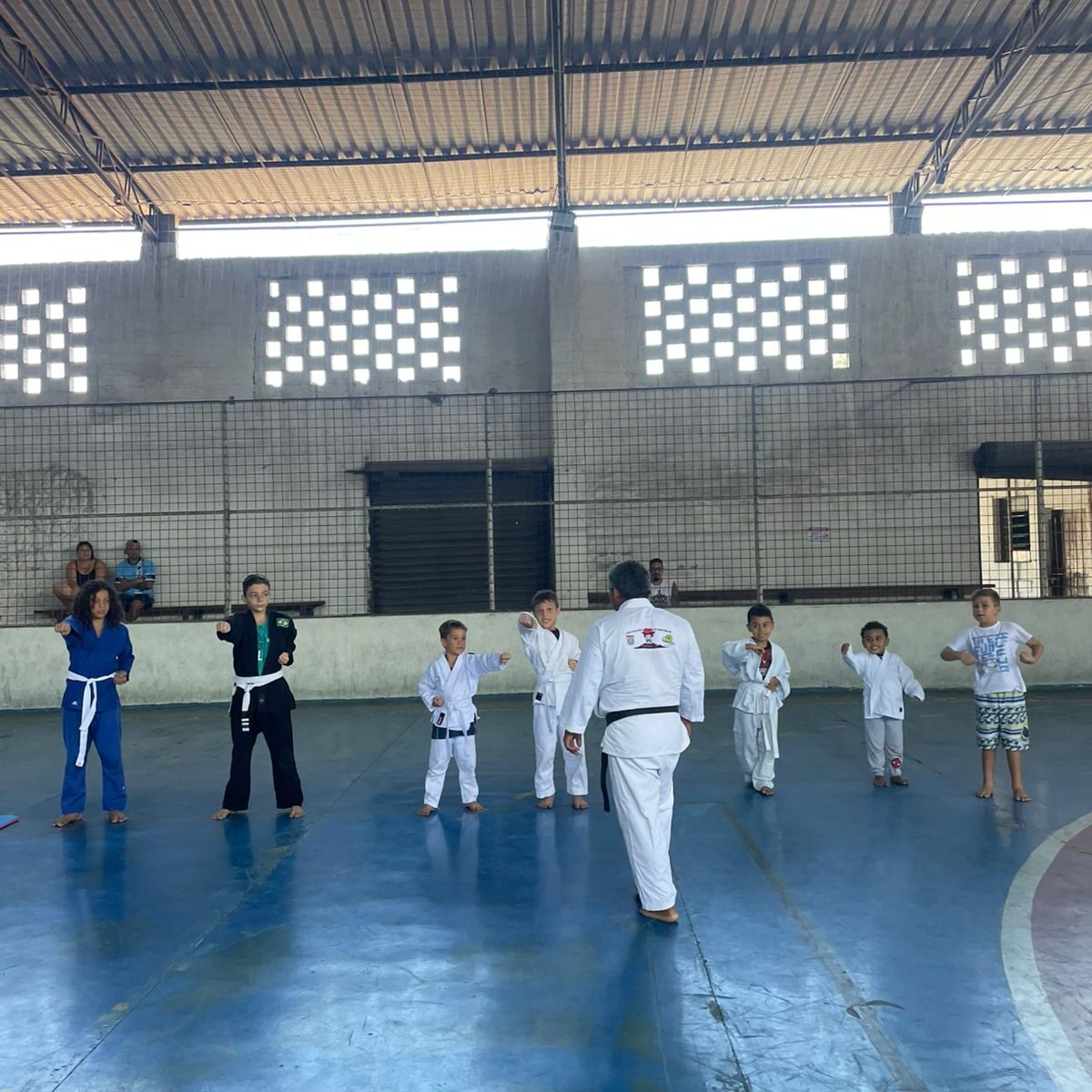 Karatê do Harpias atende crianças e adultos na Ponte Grande