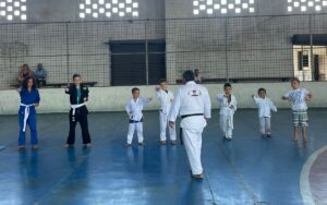 Karatê do Harpias atende crianças e adultos na Ponte Grande
